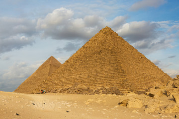 Obraz na płótnie Canvas Famous great Giza Pyramids in sand desert in Cairo.
