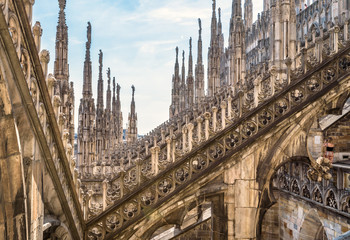 Naklejka premium Katedra w Mediolanie lub Duomo di Milano, Włochy. Sceneria niesamowitego luksusowego dachu. Słynna katedra w Mediolanie jest główną atrakcją turystyczną miasta.
