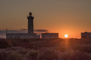 La magia del faro all'alba