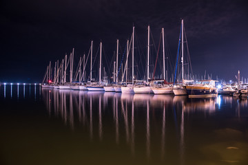 La magia del porto turistico di Alghero durante la notte © samuele