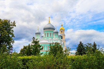 Fototapeta na wymiar Trinity cathedral and bell tower of Holy Trinity-Saint Seraphim-Diveyevo convent in Diveyevo, Russia