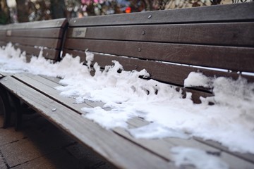 冬の雪をかぶったベンチ椅子3