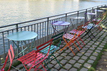 Tables colorées en bord de Seine à Paris