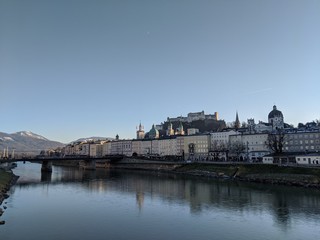 Blick über die Salzach auf die Altstadt von Salzburg mit den Türmen des Doms und der Festung Hohensalzburg