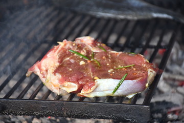 Steak Kalbssteak auf Holzkohlegrill mediteran gewürzt