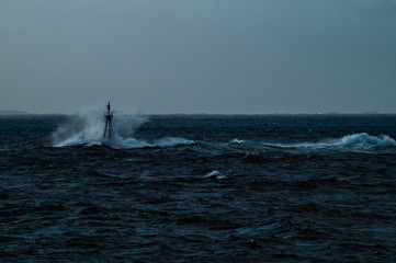 Naklejka premium Waves hitting the shore from a winter storm