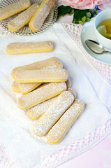 Obraz na płótnie Canvas Biscotti italiani tradizionali dei savoiardi sul tavolo bianco. Vista dall'alto