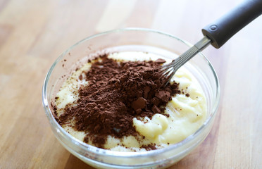 Torte fatte in casa. Preparare la crema con il cacao usando la frusta in una ciotola di vetro....