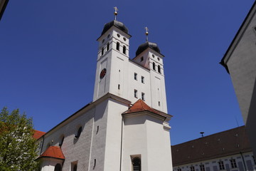 Fototapeta na wymiar Türme der Hofkirche in Günzburg