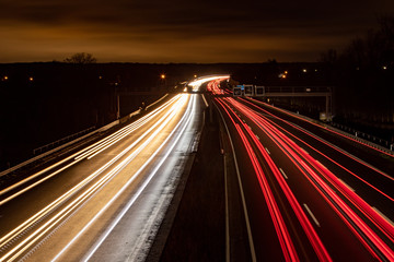 Autobahn im Dunkeln, Lichtbänder durch Scheinwerfer, lange Belichtung