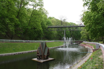 Naklejka premium pond for swangs in a city park