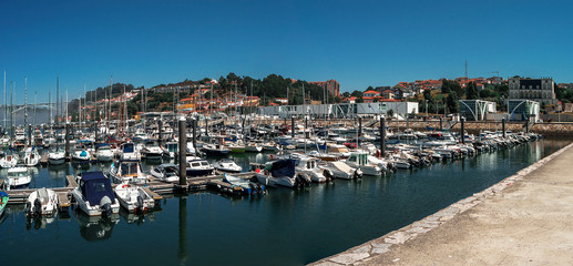 Fototapeta na wymiar Barcos de recreio estacionados na marina da Afurada na cidade de V. N. Gaia, Portugal.