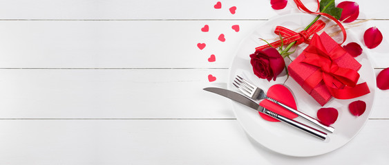 Plate with fork spoon and valentine gift box. - obrazy, fototapety, plakaty
