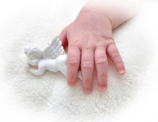 Baby Hand mit Engel 