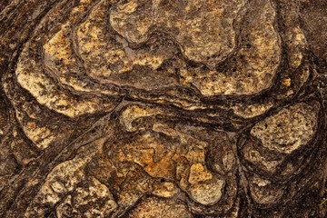 pedra porosa e antiderapante com sulcos e desenhos abstratos