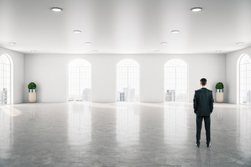 Obraz premium Businessman standing in modern gallery interior