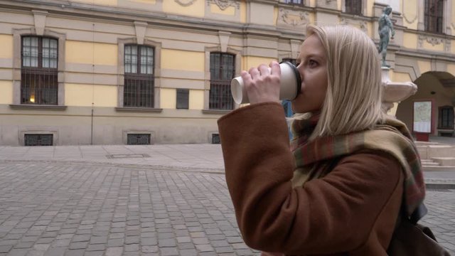 woman eating a satad on city beanch