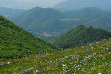 Naklejka na ściany i meble Vista panoramica delle Mainarde a primavera, Molise Italia