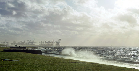 Sturmflut mit Hochwasser an der Nordseeküste bei Bremerhaven