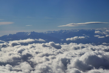 Nuages et aile d'avion vus en plein vol par le hublot
