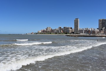 mar del plata, buenos aires, dia de playa. soleado