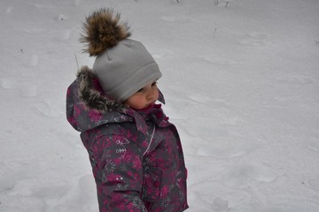 Fillette sur la neige