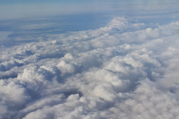 Nuages et aile d'avion vus en plein vol par le hublot