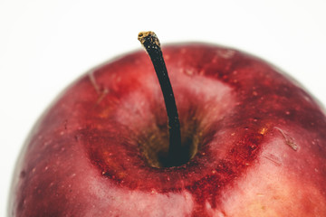 Czerwone, soczyste, dojrzałe jabłko na izolowanym tle