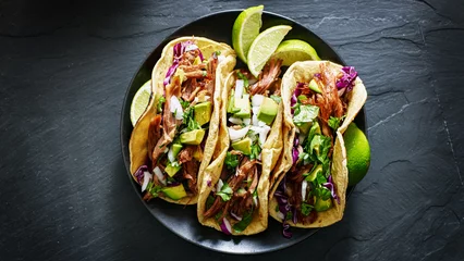 Papier Peint photo Lavable Manger composition à plat de tacos de rue mexicains avec carnitas de porc, avocat, oignon, coriandre et chou rouge