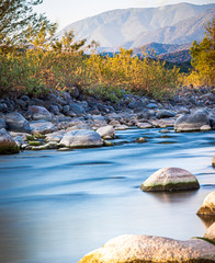 Agua corriendo, rio sedoso, Baja Velocidad, larga exposición