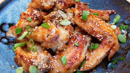 Chicken wings with sesame seeds and green onions