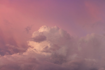 cielo con nubes puesta de sol con colores rosas, morados y lilas