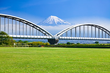 富士山と水管橋、静岡県富士市富士川河川敷スポーツ広場にて