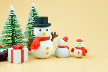 Cute of many snowman with gift box