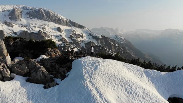 Wanderer geht durch den Schnee auf dem Gipfel des Eagles Nest, Kehlsteinhaus, Berchtesgaden Germany