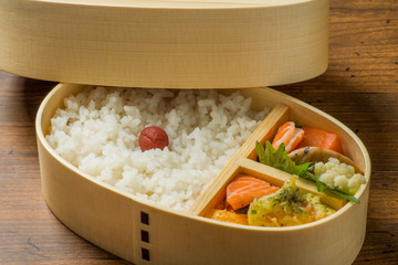 おべんとう　Japanese style famous lunch box (bento)