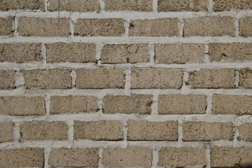 Pared de ladrillos blancos desgastados reales en exterior