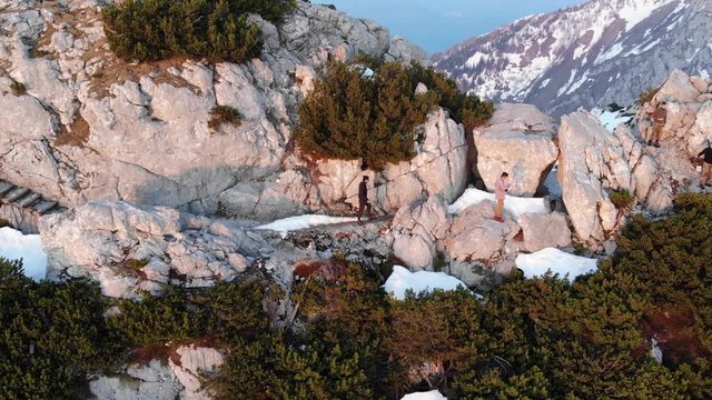 M&auml;nner gehen eine Felswand am Gipfel eines Berges entlang beim Eagles Nest, Kehlsteinhaus, Berchtesgaden Germany