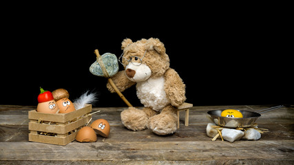 ein Teddy bereitet Spiegeleier zu