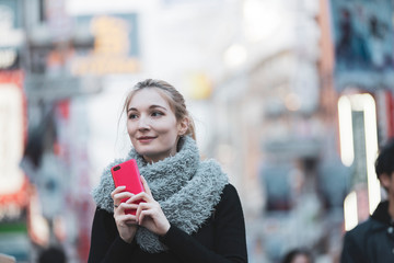 日本・東京・渋谷を観光する女性