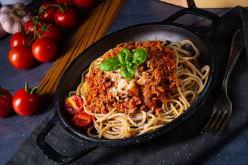 wholegrain spaghetti with tomato sauce and minced meat