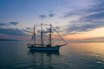Le Marité aux Grandes Dalles, un bateau à voiles en Normandie sur la mer au crépuscule