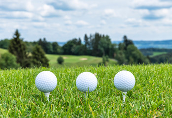 mehrere Bälle am Golf-Abschlag