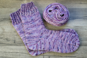 Fototapeta na wymiar Handgestrickte Socken aus selbstgefärbter Sockenwolle