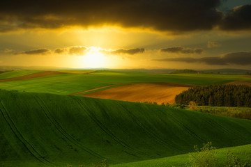 Obraz premium A beautiful landscape of the hills with dramatic sky