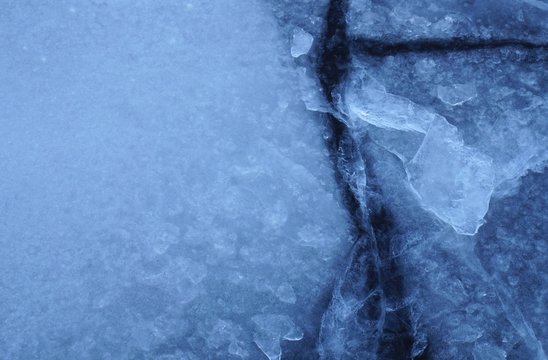 Gefrorene Eistextur mit Riss im Eis