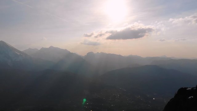 Aussicht auf Berge mit strahlender Sonne und Wolken