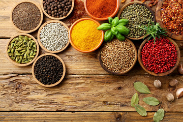 assortimento di spezie ed erbe su tavolo di cucina rustico