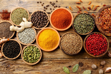 assortimento di spezie ed erbe su tavolo di cucina rustico