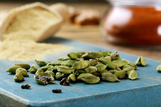 primo piano cardamon verde semi su sfondo rustico